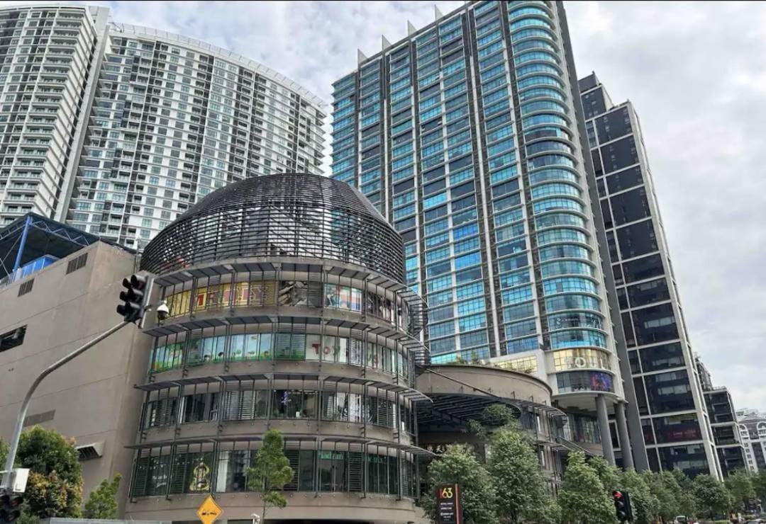 Elegant 1br In Ooak Suites, Mont Kiara Kl - Walk To Malls & Dining